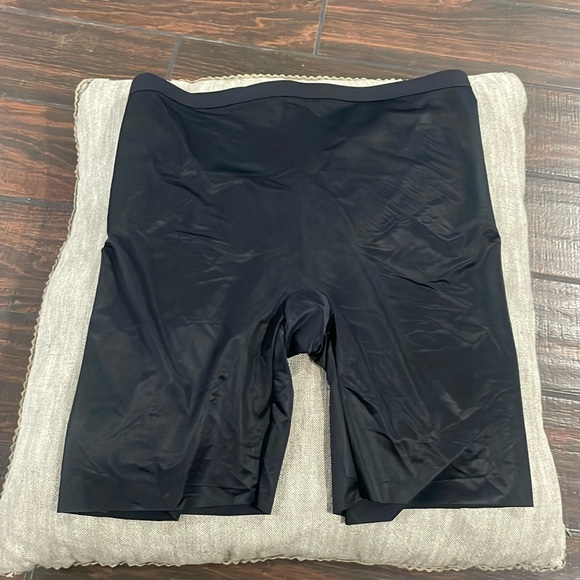 SPANX re-engineers its lightweight Thinstincts shapewear with Lycra - Picture 4 of 6